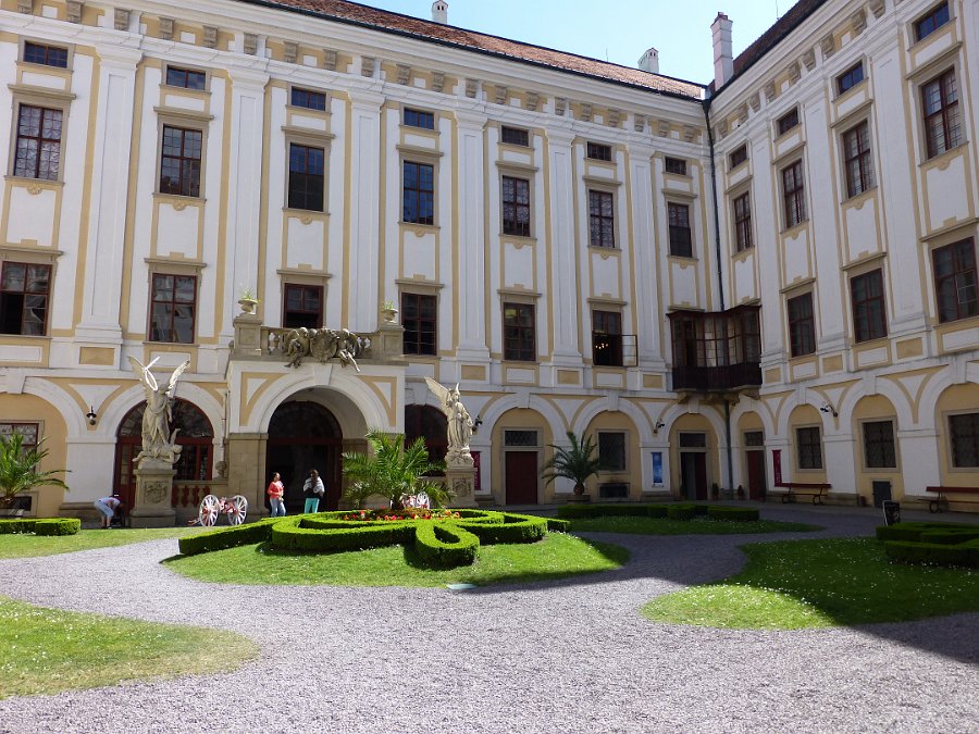 P1010868.JPG - Kroměříž, zámecké nádvoří