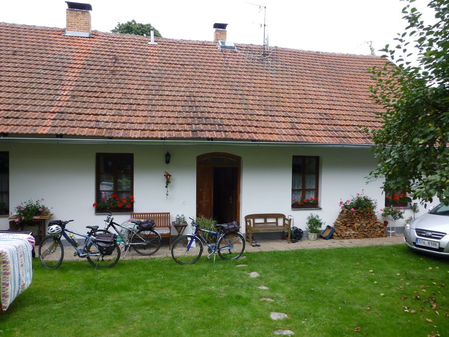 P1040457.JPG - Sázava, chalupa u kláštera