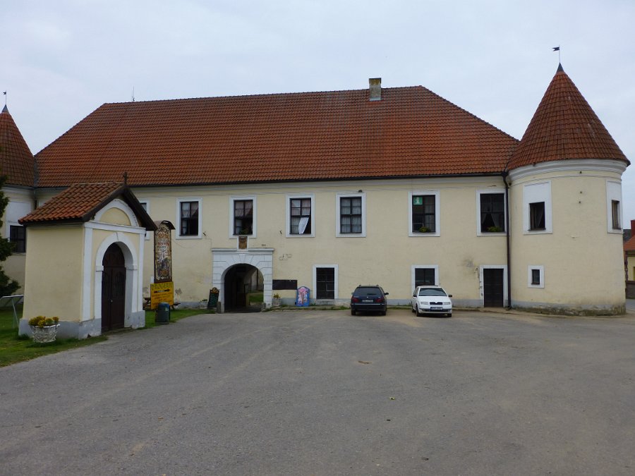 P1040487.JPG - Zámek Louňovice