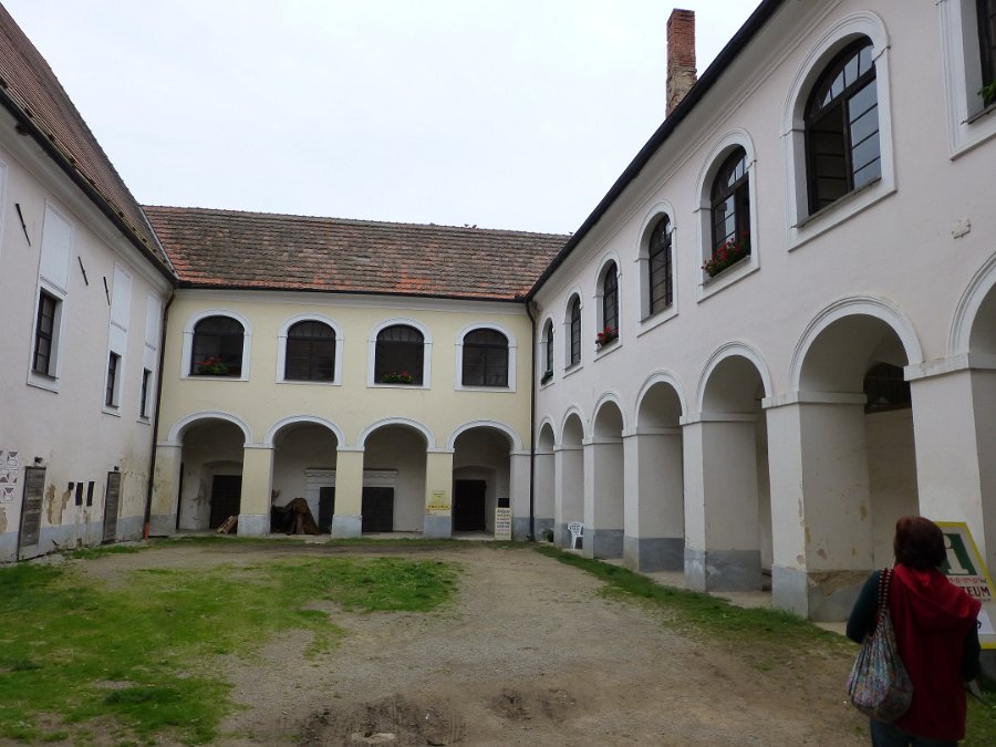 P1040488.JPG - Zámek Louňovice