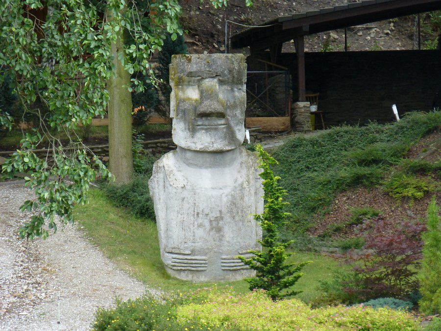 P1030963.JPG - Strakonická socha Moai